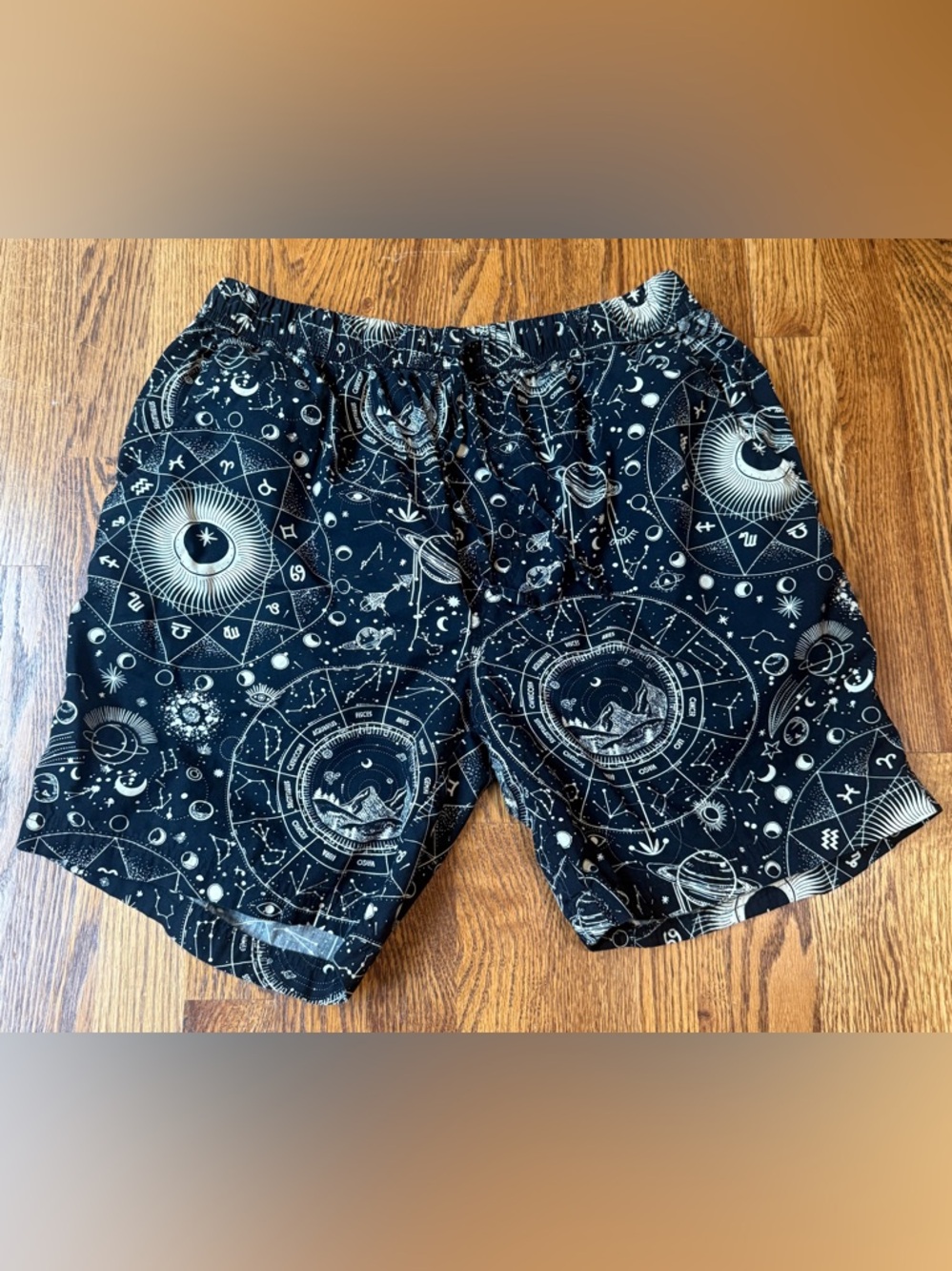 Massive Zodiac Black 5” Shorts Men’s Large